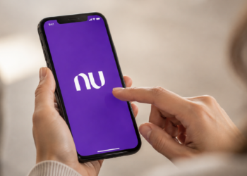 Pessoa acessa aplicativo do Nubank pelo celular, representando vagas de estágio na área de inteligência artificial.