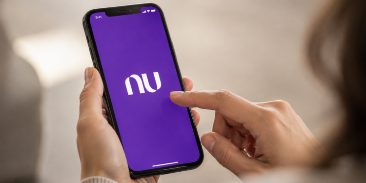 Pessoa acessa aplicativo do Nubank pelo celular, representando vagas de estágio na área de inteligência artificial.