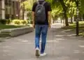 Estudante com mochila caminhando em ambiente universitário, representando o jovem que perdeu a bolsa do Prouni após a análise da renda familiar.
