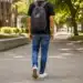 Estudante com mochila caminhando em ambiente universitário, representando o jovem que perdeu a bolsa do Prouni após a análise da renda familiar.