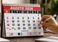 Calendário de agosto de 2026 com o dia 15 marcado em vermelho, data que é feriado em parte do Brasil