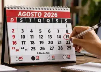 Calendário de agosto de 2026 com o dia 15 marcado em vermelho, data que é feriado em parte do Brasil