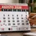 Calendário de agosto de 2026 com o dia 15 marcado em vermelho, data que é feriado em parte do Brasil