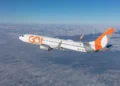 Avião da GOL Linhas Aéreas em voo, representando vagas de emprego abertas pela companhia em diferentes estados.
