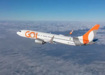 Avião da GOL Linhas Aéreas em voo, representando vagas de emprego abertas pela companhia em diferentes estados.