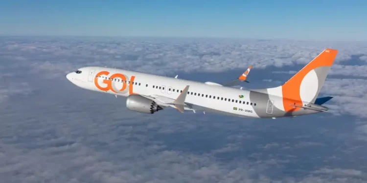 Avião da GOL Linhas Aéreas em voo, representando vagas de emprego abertas pela companhia em diferentes estados.