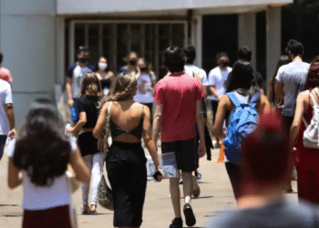 Estudantes universitários em ambiente acadêmico representando escolhas entre segunda graduação e pós-graduação.