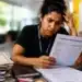 Estudante universitária analisa documentos e certificados de horas complementares