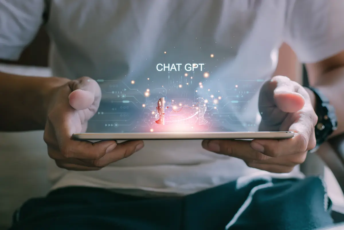 Pessoa utilizando tablet com tecnologia de inteligência artificial em estudo sobre mercado de trabalho.