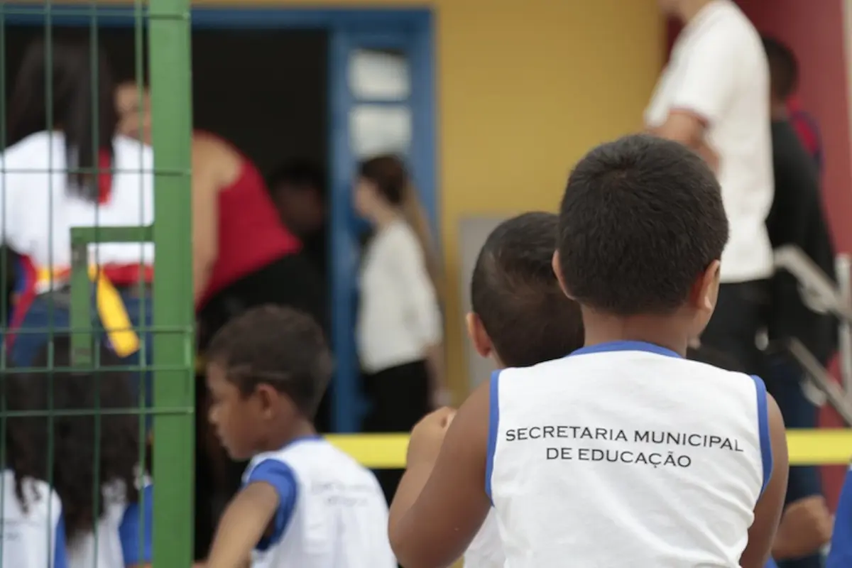 Estudantes em escola pública representam a divulgação dos resultados do Ideb e Saeb 2025 pelo Inep.