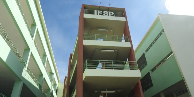 Entrada do Instituto Federal de São Paulo, Câmpus de Bragança Paulista, unidade da rede que oferece o preparatório gratuito Vem Ser Federal para cursos técnicos.