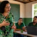Professora conduz aula para estudantes adultos em iniciativa de expansão do mestrado e doutorado para regiões afastadas.