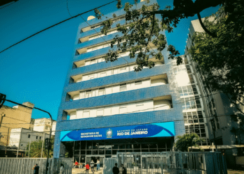 Fachada da Secretaria de Estado de Saúde do Rio de Janeiro.