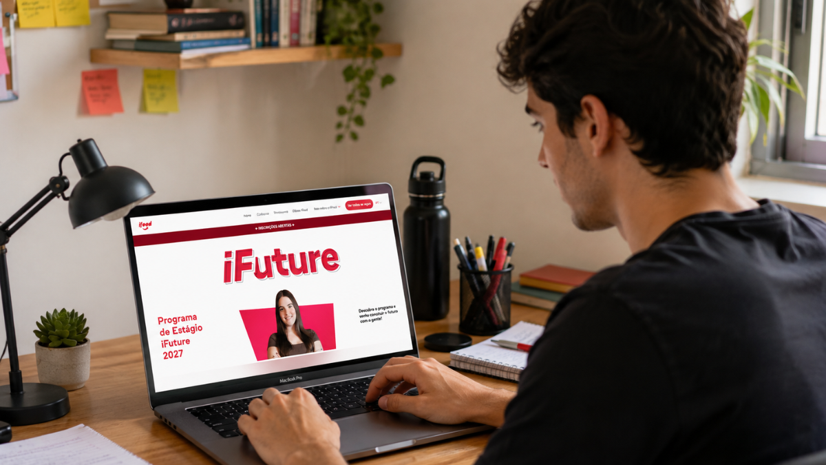 Estudante acessa a página do iFuture 2027 no notebook para se candidatar às vagas de estágio do iFood.