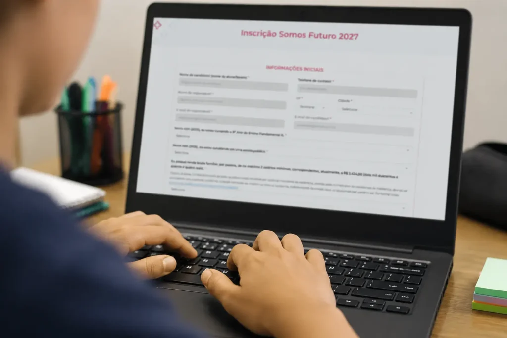 Estudante preenchendo formulário de inscrição do Somos Futuro 2027 em notebook