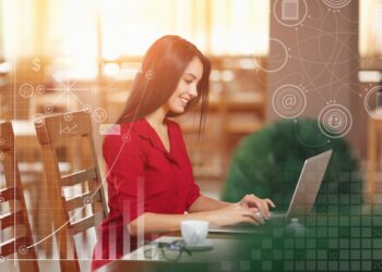 Imagem ilustrativa de mulher de blusa vermelha usando notebook com elementos gráficos digitais ao redor, em referência à etapa de inscrição no curso do Senac RJ.