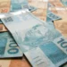 Notas de real representam os pagamentos do INSS previstos entre 31 de agosto e 4 de setembro conforme o final do cartão do benefício.