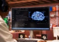 Computador com tela de inteligência artificial representa avanço da tecnologia no mercado de trabalho.
