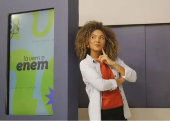 Estudante ao lado da identidade visual do projeto Lá Vem o Enem 2026, iniciativa de preparação para o exame.