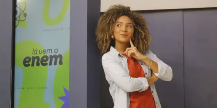 Estudante ao lado da identidade visual do projeto Lá Vem o Enem 2026, iniciativa de preparação para o exame.