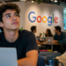Jovem em ambiente corporativo do Google, representando as empresas mais desejadas para trabalhar.