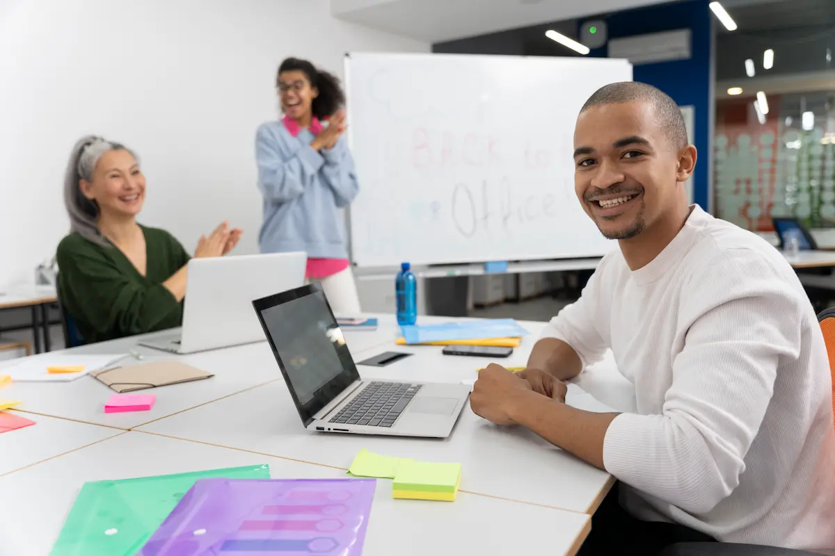 Profissionais reunidos em sala de aula durante atividade de um curso de pós-graduação.