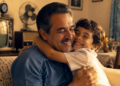 Pai brasileiro abraça filho em momento de carinho durante celebração familiar do Dia dos Pais.