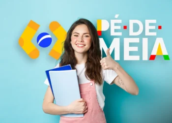 Arte com a marca do Pé-de-Meia sobre fundo azul e foto de estudante segurando cadernos com o polegar levantado, em referência ao pagamento do Incentivo Conclusão a alunos da EJA
