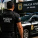 Policial civil em frente a viatura da Polícia Civil da Bahia representando o concurso PC BA para Investigador.