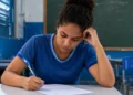 Estudante fazendo prova em sala de aula, representando o período para solicitação de reaplicação do Encceja 2026.