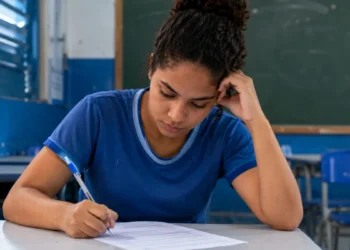 Estudante fazendo prova em sala de aula, representando o período para solicitação de reaplicação do Encceja 2026.