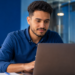 Profissional utiliza notebook em escritório enquanto mantém perfil ativo no LinkedIn.