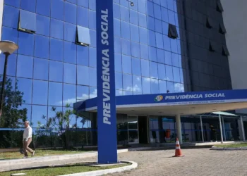 Fachada de prédio da Previdência Social representando novas regras do empréstimo consignado do INSS.