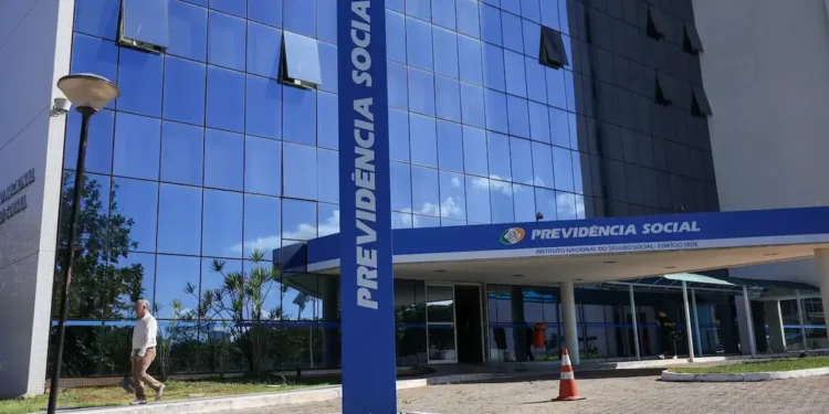 Fachada de prédio da Previdência Social representando novas regras do empréstimo consignado do INSS.