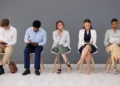 Jovens em busca do primeiro emprego participam de processo seletivo e representam os desafios da entrada no mercado de trabalho.