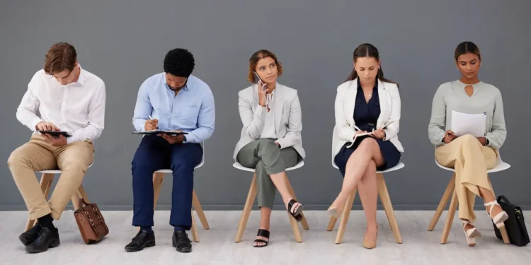 Jovens em busca do primeiro emprego participam de processo seletivo e representam os desafios da entrada no mercado de trabalho.