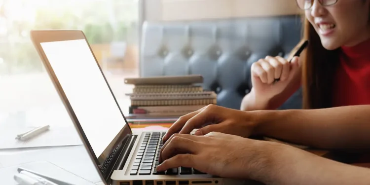 Estudante acessa notebook para participar do processo seletivo de estágio da SES SP.