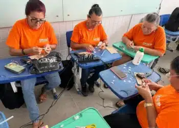 Mulheres participam de curso de capacitação profissional do programa Mulheres Mil em atividade prática de artesanato.