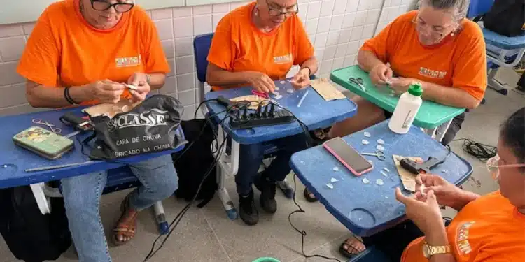 Mulheres participam de curso de capacitação profissional do programa Mulheres Mil em atividade prática de artesanato.