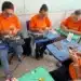 Mulheres participam de curso de capacitação profissional do programa Mulheres Mil em atividade prática de artesanato.