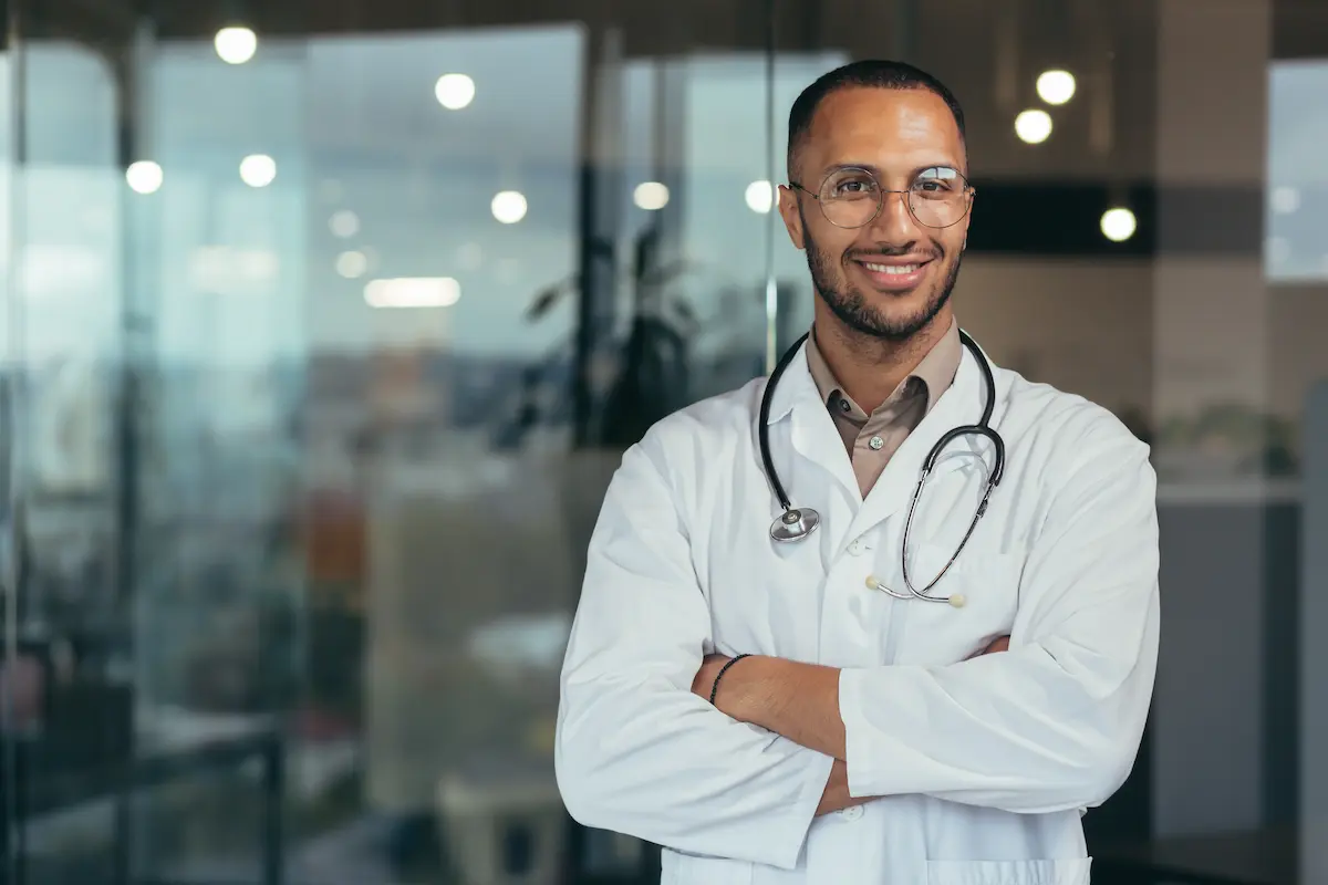 Médico em ambiente hospitalar representando proposta de desconto no Fies para profissionais da saúde.