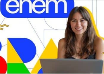 Arte com a marca do Enem e as cores da bandeira do Brasil ao lado de uma estudante sorridente, referência à preparação para a prova do exame