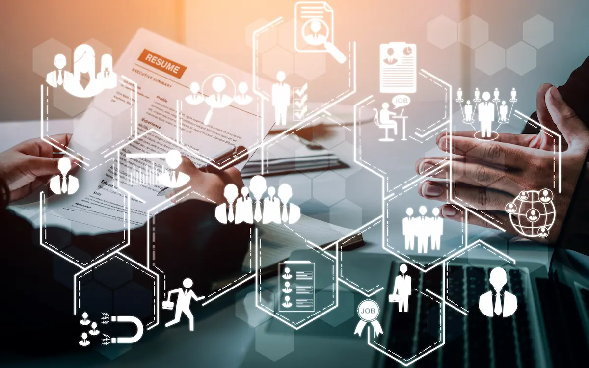 Profissional de Recursos Humanos realizando atividades de gestão de pessoas em uma empresa.