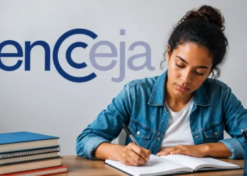 Estudante escrevendo redação para o Encceja 2026 com livros de apoio e logotipo do exame ao fundo.