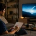 Estudante assiste a um filme enquanto faz anotações para ampliar o repertório para a redação do Enem 2026.