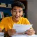 Estudante surpreso representa a divulgação, pela Fuvest, do resultado da isenção da taxa do Vestibular 2027 da USP.