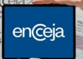 Imagem ilustrativa de tablet exibindo a marca do Encceja diante de documentos do exame, como cartão-resposta e folha de redação, em referência às etapas seguintes à aplicação da prova
