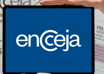 Imagem ilustrativa de tablet exibindo a marca do Encceja diante de documentos do exame, como cartão-resposta e folha de redação, em referência às etapas seguintes à aplicação da prova