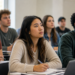Estudantes universitários em sala de aula representam candidatos da lista de espera do Prouni 2026/2.
