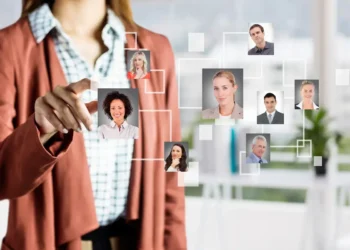 Profissional de Recursos Humanos selecionando candidatos para vaga de emprego.